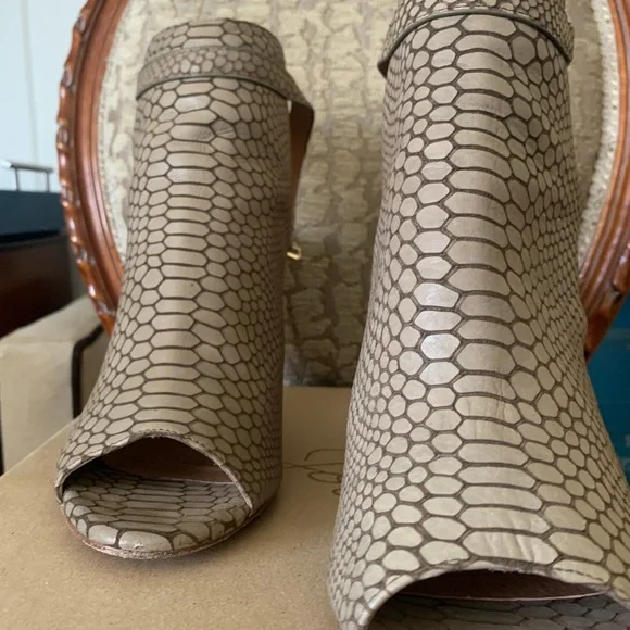 Joie Windsor lizard embossed bootie. Gravel color. Sz 40 - Picture 2 of 4